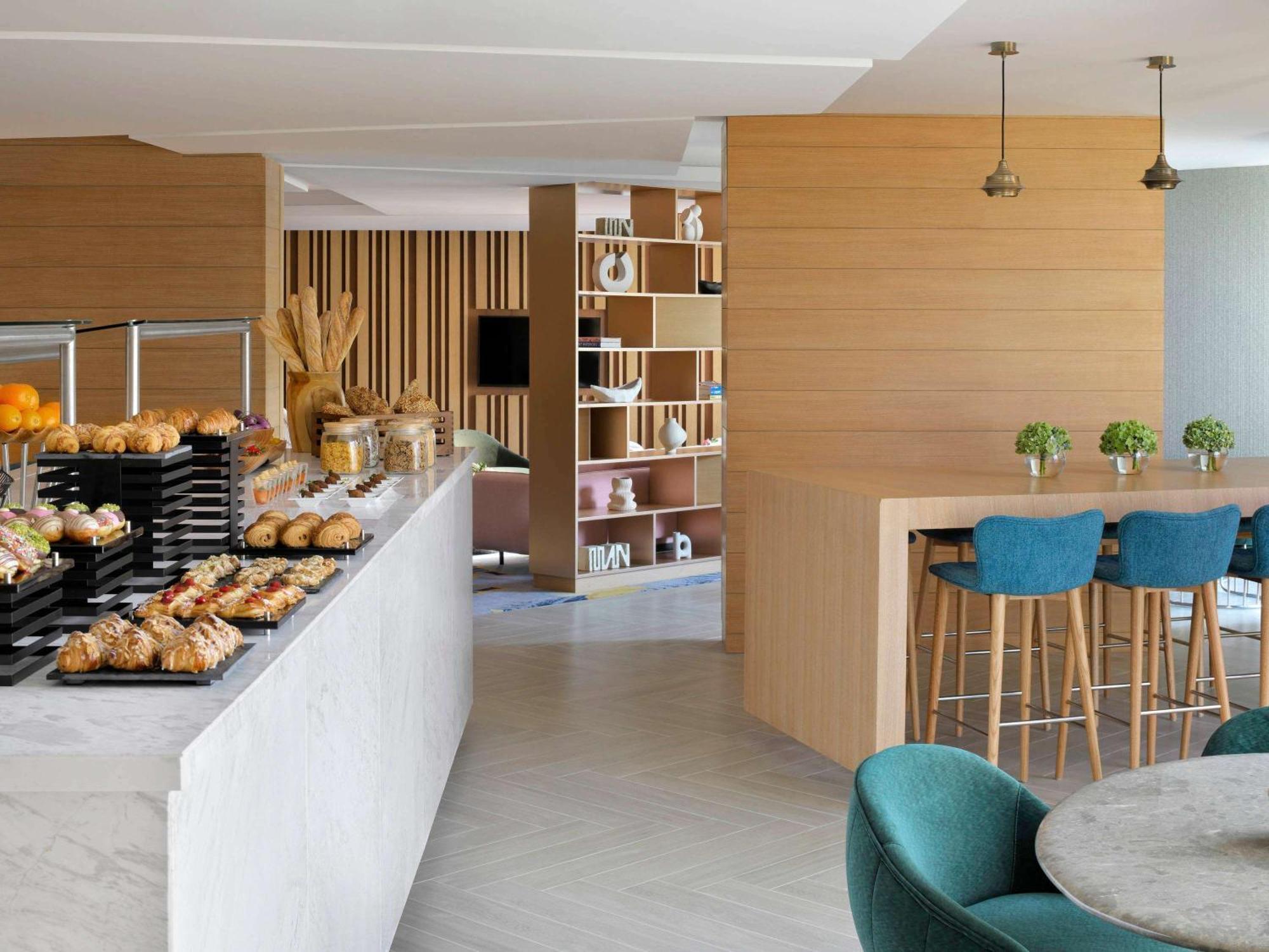 Moevenpick Hotel & Apartments Ghala Muscat Exterior photo The lounge at the airport